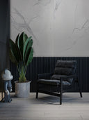 Wandpaneele in Steinoptik liegen auf einem Betonfußboden