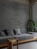 Wandpaneele in Steinoptik liegen auf einem Betonfußboden