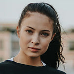 Portrait einer jungen Frau mit braunen Haaren.