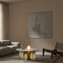 Wandpaneele in Lederoptik im Wohnzimmer mit Couch, Beistelltisch, Holzstuhl und Wandbild