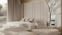 Stoff- und Marmoroptik Wandpaneele hinter Bett im Schlafzimmer mit Couch und Fenster