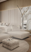 Wandpaneele in Stoff- und Marmoroptik hinter Bett im Schlafzimmer mit Couch und Beistelltisch