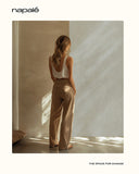 Frau steht vor einem Wandpaneel in Steinstruktur