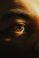 Auge in Nahaufnahme, Licht fällt von der Sonne darauf