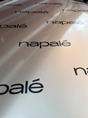 Wandpaneel mit geometrischer Metallstruktur, auf dessen Oberfläche sich einfallendes Licht glänzend reflektiert.