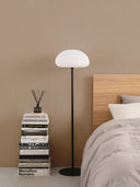 Wandpaneel in der Farbe Braun, montiert an der Schlafzimmer Wand hinter einem Bett