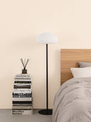 Wandpaneel in der Farbe Creme, montiert an der Schlafzimmer Wand hinter einem Bett