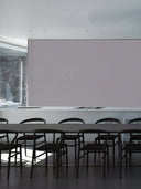 Wandpaneel in der Farbe Grau, verwendet als Verkleidung in einem Konferenzraum