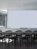 Wandpaneel in der Farbe Hellblau, verwendet als Verkleidung in einem Konferenzraum