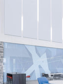 Wandpaneel in der Farbe Hellblau, an der Wand einer Eingangshalle installiert