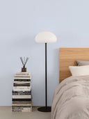 Wandpaneel in der Farbe Hellblau, montiert an der Schlafzimmer Wand hinter einem Bett