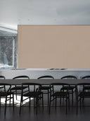 Wandpaneel in der Farbe Hellbraun, verwendet als Verkleidung in einem Konferenzraum