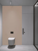 Wandpaneel in der Farbe Hellbraun, montiert hinter einer Toilette im Bad