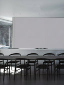 Wandpaneel in der Farbe Hellgrau, verwendet als Verkleidung in einem Konferenzraum