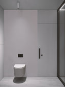 Wandpaneel in der Farbe Hellgrau, montiert hinter einer Toilette im Bad