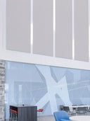 Wandpaneel in der Farbe Hellgrau, an der Wand einer Eingangshalle installiert