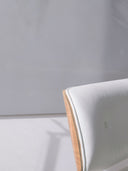 Wandpaneel in der Farbe Hellgrau, installiert an der Wand vor einem Sessel