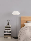 Wandpaneel in der Farbe Hellgrau, montiert an der Schlafzimmer Wand hinter einem Bett