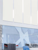 Wandpaneel in der Farbe Lichtbeige, an der Wand einer Eingangshalle installiert