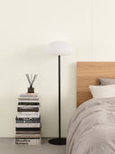 Wandpaneel in der Farbe Lichtbeige, montiert an der Schlafzimmer Wand hinter einem Bett