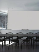 Wandpaneel in der Farbe Lichtgrau, verwendet als Verkleidung in einem Konferenzraum