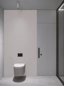 Wandpaneel in der Farbe Lichtgrau, montiert hinter einer Toilette im Bad