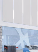 Wandpaneel in der Farbe Lichtgrau, an der Wand einer Eingangshalle installiert