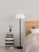 Wandpaneel in der Farbe Lichtgrau, montiert an der Schlafzimmer Wand hinter einem Bett