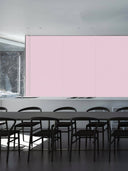 Wandpaneel in der Farbe Rosa, verwendet als Verkleidung in einem Konferenzraum