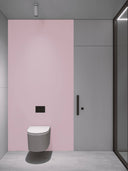 Wandpaneel in der Farbe Rosa, montiert hinter einer Toilette im Bad
