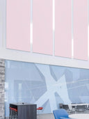 Wandpaneel in der Farbe Rosa, an der Wand einer Eingangshalle installiert