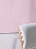 Wandpaneel in der Farbe Rosa, installiert an der Wand vor einem Sessel