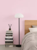 Wandpaneel in der Farbe Rosa, montiert an der Schlafzimmer Wand hinter einem Bett