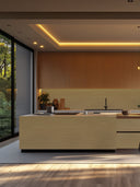 Wandpaneel in Holzoptik, Abachi, verwendet als Verkleidung einer Kücheninsel