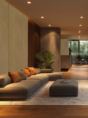 Wandpaneel in Holzoptik, Abachi, montiert in modernem Wohnzimmer hinter einer Couch 