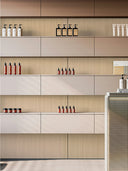 Wandpaneel in Holzoptik Abachi hinter einem Regal mit Beautyprodukten