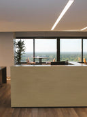 Wandpaneel in Holzoptik, Abachi, installiert als Tresenverkleidung in Empfangsbereich