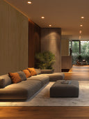 Wandpaneel in Holzoptik, Eiche, montiert in modernem Wohnzimmer hinter einer Couch