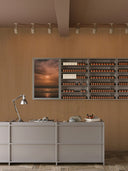 Wandpaneel in Holzoptik, Eiche, montiert in Verkaufsbereich mit Tresen, Lampe und Schrank