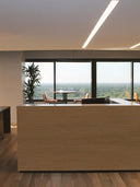 Wandpaneel in Holzoptik, Eiche, installiert als Tresenverkleidung in Empfangsbereich