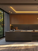 Wandpaneel in Holzoptik, Eiche Braun, verwendet als Verkleidung einer Kücheninsel