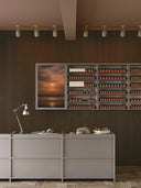 Wandpaneel in Holzoptik, Eiche Braun, montiert in Verkaufsbereich mit Tresen, Lampe und Schrank