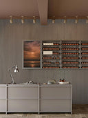 Eiche-Graphitgraues Holz-Wandpaneel im Verkaufsbereich mit Tresen, Lampe und Schrank