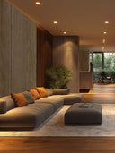 Wandpaneel in Holzoptik, Eiche Hell, montiert in modernem Wohnzimmer hinter einer Couch 