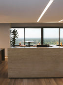 Wandpaneel in Holzoptik, Eiche Hell, installiert als Tresenverkleidung in Empfangsbereich