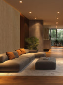 Wandpaneel in Holzoptik, Eiche Natur, montiert in modernem Wohnzimmer hinter einer Couch 