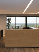 Wandpaneel in Holzoptik, Eiche Natur, installiert als Tresenverkleidung in Empfangsbereich