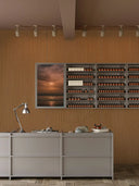 Wandpaneel in Holzoptik, Eiche Rot, montiert in Verkaufsbereich mit Tresen, Lampe und Schrank