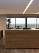 Wandpaneel in Holzoptik, Nussbaum, installiert als Tresenverkleidung in Empfangsbereich