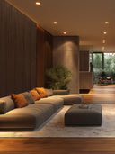 Wandpaneel in Holzoptik, Walnuss, montiert in modernem Wohnzimmer hinter einer Couch 